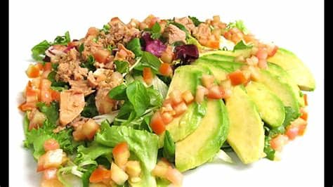 Today i bring you a recipe of a whole wheat tortilla with. Ensalada de Atún con Aguacate - YouTube