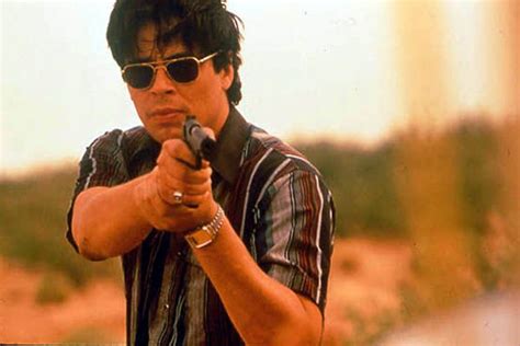A favorite of film buffs, del toro gained mainstream public attention as the conflicted but basically honest mexican policeman in steven soderbergh's traffic (2000). Photo de Benicio Del Toro - Traffic : Photo Benicio Del ...