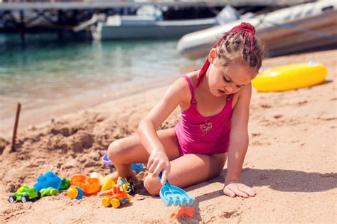 Niños En La Playa Jugando Con Arena Concepto De Infancia Vacaciones Y