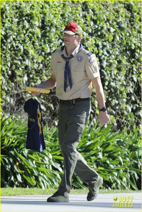 Photo Ashton Kutcher Boy Scouts Uniform Troop Leader Meeting