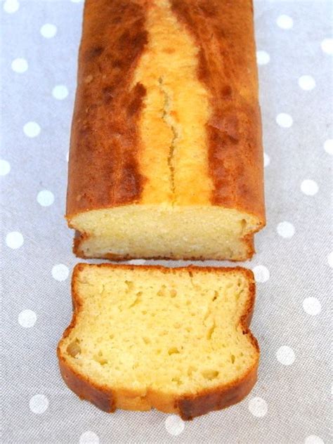 Fettine di arancia fresca decorano la superficie di. Plumcake classico allo yogurt senza glutine | Ricetta ...