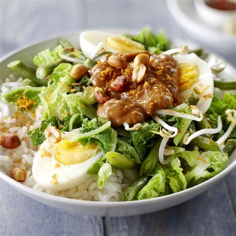 Gado Gado is een typisch Indonesisch gerecht met sperziebonen satésaus