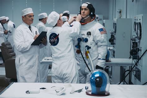 Review First Man The Gate