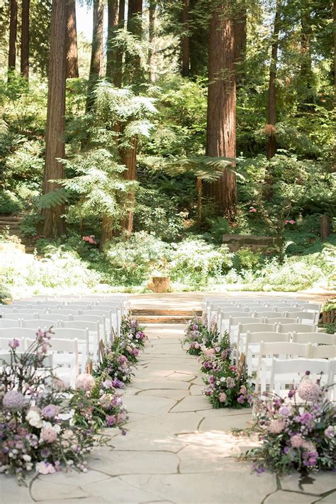 Here are 25 beautiful ideas for a woodland wedding. verzauberte Gartenhochzeitszeremonie mit Lavendel und rosa ...