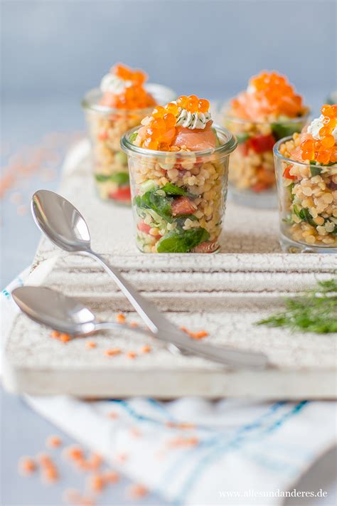 Fingerfood für Silvester Linsensalat im Glas mit Lachs und Kaviar