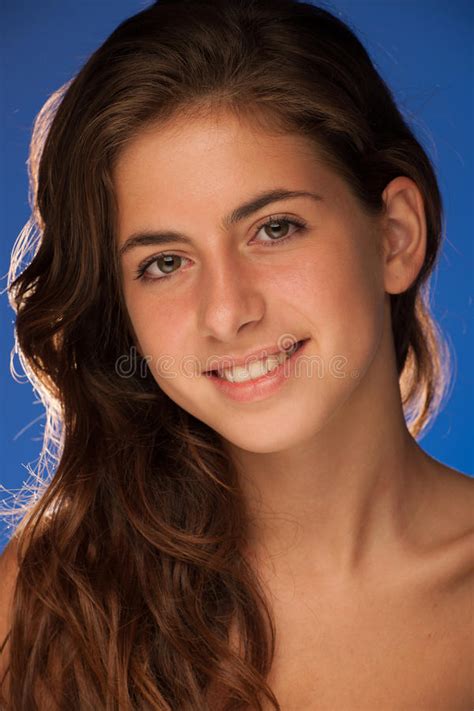 Retrato De La Belleza Del Adolescente Hermoso Sobre Fondo Azul Foto De