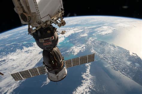 Image thomas-pesquet-5 : iss050e038462 (02/03/2017) --- A Russian Soyuz spacecraft ...