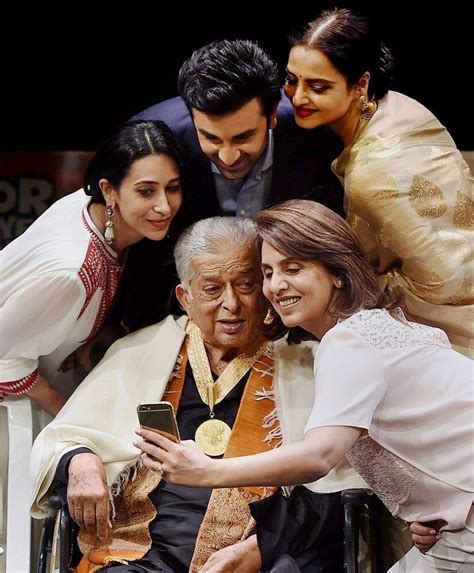 Photos The Beautiful Moment Shashi Kapoor 77 Received His Dada Saheb Phalke Award And Posed