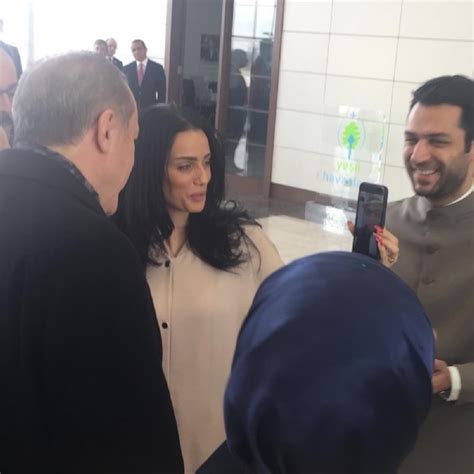 Ünlü oyuncu murat yıldırım ile annesinin i̇lginç diyaloğu. Erdoğan, Oyuncu Murat Yıldırım ve Nişanlısına Kur'an-ı ...