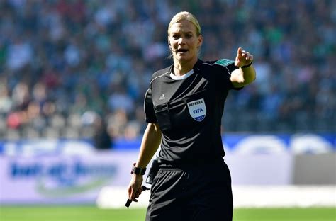 Bibiana Steinhaus Primo Arbitro Donna In Bundesliga Lesordio In Campo Repubblicait