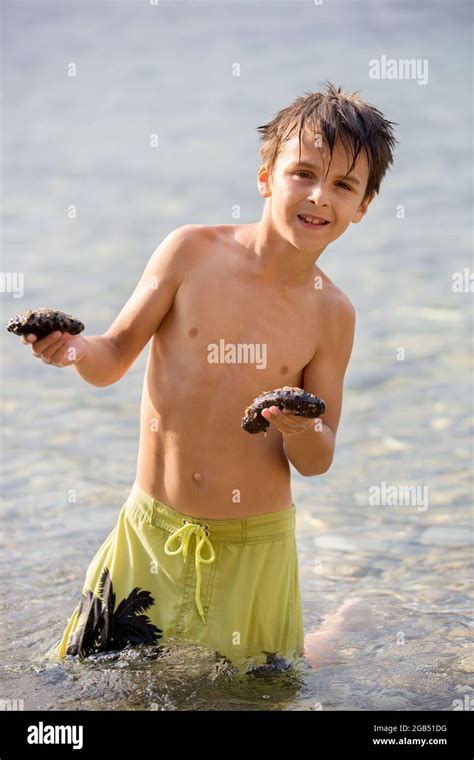 Jugendlich Kind Hodling Mittelmeer Gurke Am Strand Stockfotografie Alamy