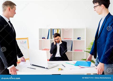 Сердитый босс на офисе стоковое фото изображение насчитывающей офис 98427174