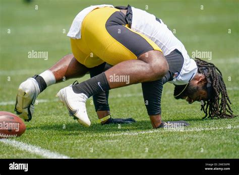 Pittsburgh Steelers Running Back Najee Harris 22 Balances Himself