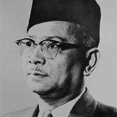 Beliau dilahirkan dengan berdarah keturunan raja iaitu pada 8 februari 1903 dan beliau meninggal pada 6 disember 1990 di kuala. Tunku Abdul Rahman - Malaysia, Prime Minister & Death ...