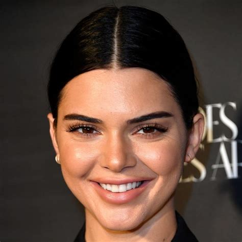 kendall jenner s response to her golden globes acne critics is flawless brit co