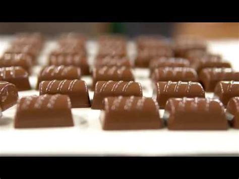 Fabrication Des Bonbons Chocolat Moul E Youtube