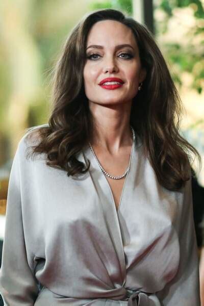 Angelina Jolie radieuse en robe longue en soie signée Jenny Packham Gala