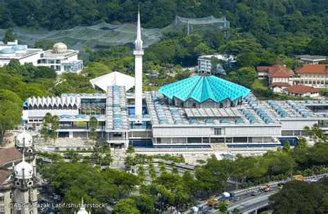 Masjid nasional malaysia yang beradi ibukota negara, kuala lumpur, atau bisa disebut masjid negara, mampu menampung 15 ribu jamaah. Masjid Agung di Kuala Lumpur (1)