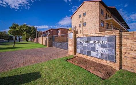 The building is located on the first line in front of the beach. Apartments / flats to rent in Roodepoort : Roodepoort ...