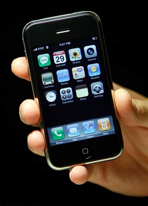 10 Years Ago Atandt Bet On Apples First Iphone Aiming To Shake Up The