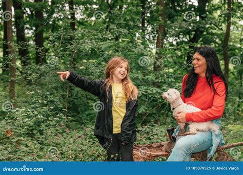 Feliz Madre Y Su Hija Charlando Riendo Y Jugando Con El Perro Al Aire