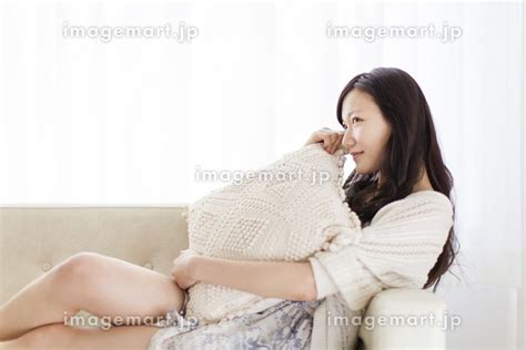 ソファでくつろぐ女性の写真素材 [24518172] イメージマート