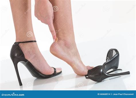 Vrouwelijke Voeten In Pijn Na Het Dragen Van Hoog Gehielde Schoenen Stock Foto Image Of