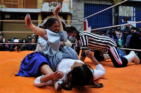 Cholitas Luchadoras Tecno Y Música Andina Dan Vida A Una Fiesta Contra