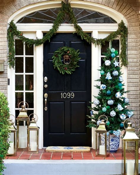 10 Festive Holiday Front Doors To Inspire How To Decorate