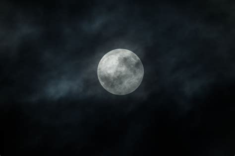 Luna Llena Y Nubes En El Cielo Nocturno Foto Premium