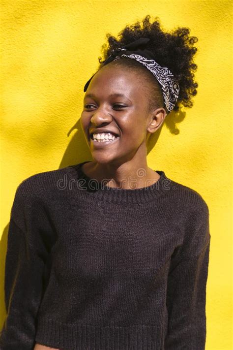 une jeune fille africaine souriante sur fond de plantes vertes image stock image du africain