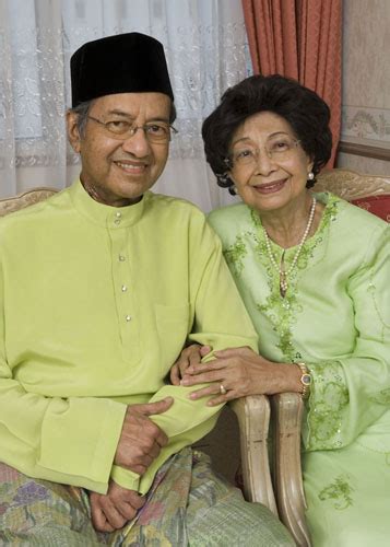 Saya tertegun sejenak dan berpikir darimana dia tau nama. Rosmah Harap Dr Mahathir Dan Isteri Kembali Semula Kepada ...