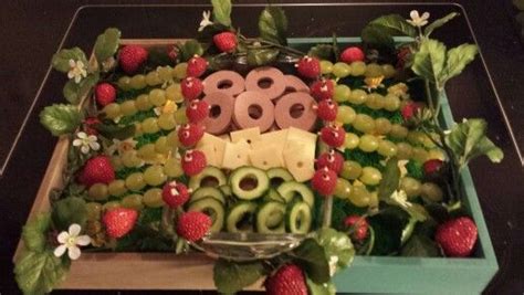 Op een mooie dag kruipt rupsje nooitgenoeg uit zijn ei. Traktatie Rupsje Nooitgenoeg | Eten en drinken, Eten ...