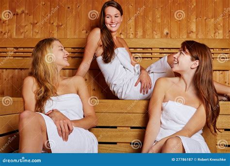 Drie Vrouwen Die In Sauna Zitten Stock Afbeelding Afbeelding Bestaande Uit Gelukkig