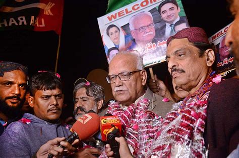 senator waqar mehdi being welcomed by ppp workers upon arriving at karachi airport after taking