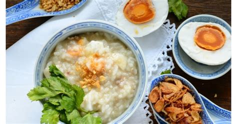Rebuas, air, garam dan daun pandan sampai mendidih. Indonesian Medan Food: Bubur Ayam Telur Asin (Rice Porridge with Salted Eggs)