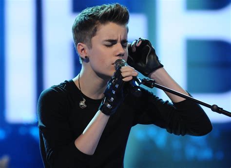 Sfondi Justin Bieber Microfono Cuffie Discorso Canzone Guanti Eccitazione Emozione