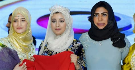 في دبي مغربية تفوز بلقب ” ملكة جمال المحجبات العرب ” صور