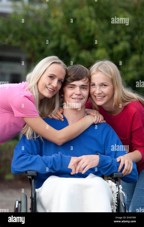 Gruppenbild Der Teenager Mädchen Und Junge Frau Mit Ihrem Freund Im Rollstuhl Sitzen