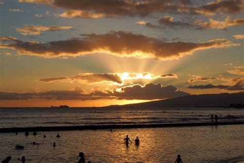 Waikiki Beachat Sunset All Eyes Are On The Sky This Is Why