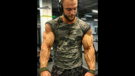 Huge Bodybuilder Is Back Flexing Youtube