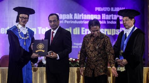 Pengertian teks tanggapan kritis adalah suatu bacaan yang berisi tentang gagasan/ide/pendapat yang disampaikan secara individual mengenai suatu jenis teks tanggapan kritis ini bisa digunakan dalam forum, dimana kita dituntut untuk menganalisis pendapat dan menerima semua kritikan dari orang. Hari Pendidikan Tinggi Teknik, 3 Menteri Raih Johannes ...