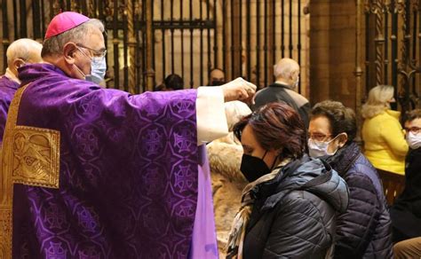 El Obispo Realiza La Imposición De La Ceniza En El Miércoles De Ceniza En León