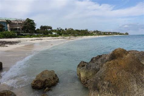 Orange hill beach inn vanta una posizione strategica sulla spiaggia, in una zona comoda e non distante dall'aeroporto. The beach outside the Orange Hill - Picture of Orange Hill ...