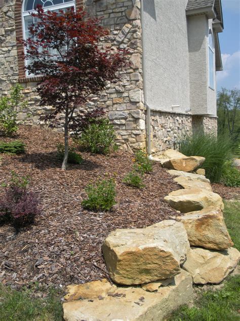 Cool Way To Do A Short Retaining Wall Using Natural Stone Backyard