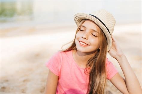 Muchacha Sonriente En Sombrero Que Disfruta De La Sol Foto Gratis