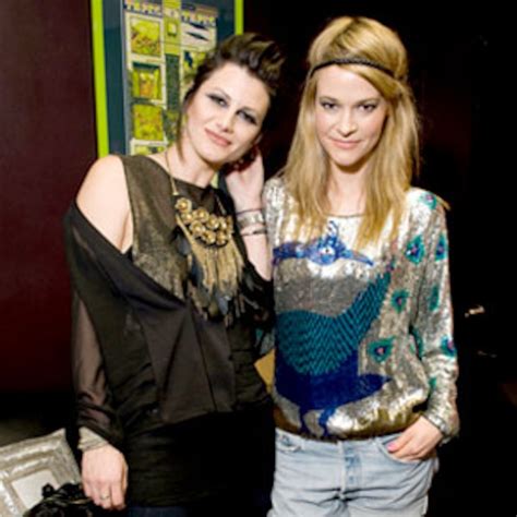 The L Word Star Leisha Hailey Booted Off Southwest Flight Forkissing Her Girlfriend E Online