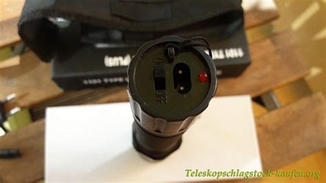 In spratzern aufgehaltener pole hatte verbotene waffe im auto. Taschenlampe mit Elektroschocker ᑕ ᑐ aus der CZ / TEST