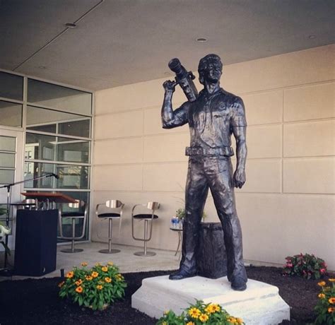 Look Nfl Films Unveils New Statue Of Steve Sabol
