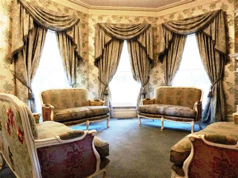 What should you notice about paris themed furniture decor? Paris Themed Living Room Decor Ideas | Roy Home Design